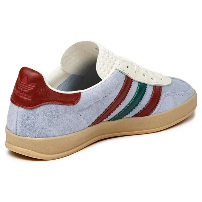 Adidas Gazelle inomhusskor ”Blue Dawn Collegiate Burgundy” Adidas Gazelle inomhusskor ”Blue Dawn Collegiate Burgundy”